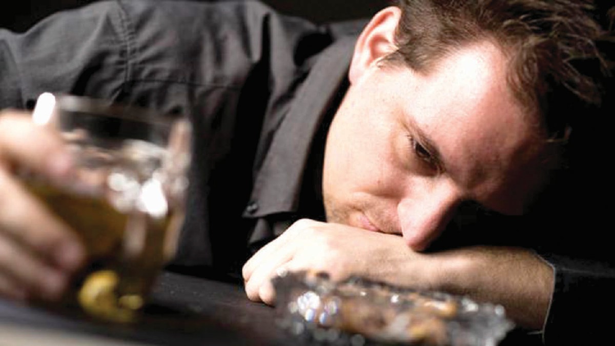 PENGGUNAAN alkohol berlebihan memberikan kesan negatif terhadap kesihatan mental.