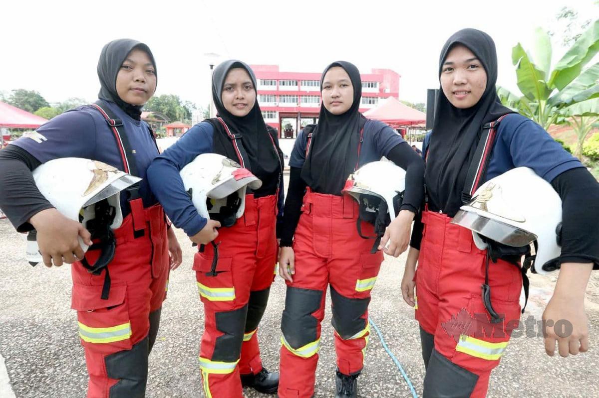 (DARI KIRI) Shairul Aini Daut, Siti Aishah Othman, Norasyikin Mohd Zamri, Siti Nurfatihah Azhar ketika mengikuti latihan di perkarangan Balai Bomba dan Penyelamat Indera Mahkota.