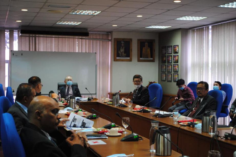 WEE Ka Siong (tengah) ketika berkunjung ke Ibu Pejabat Jabatan Laut Malaysia (JLM) di Klang. FOTO FB WEE KA SIONG