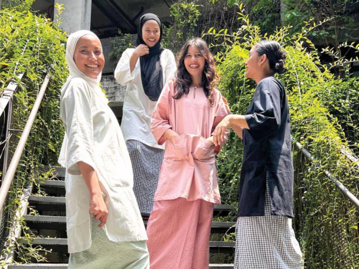 KOLEKSI Kurung Azariah menekankan rekaan baju raya dengan perincian poket selain potongan longgar sesuai dengan imej muslimah atau adat ketimuran. 
