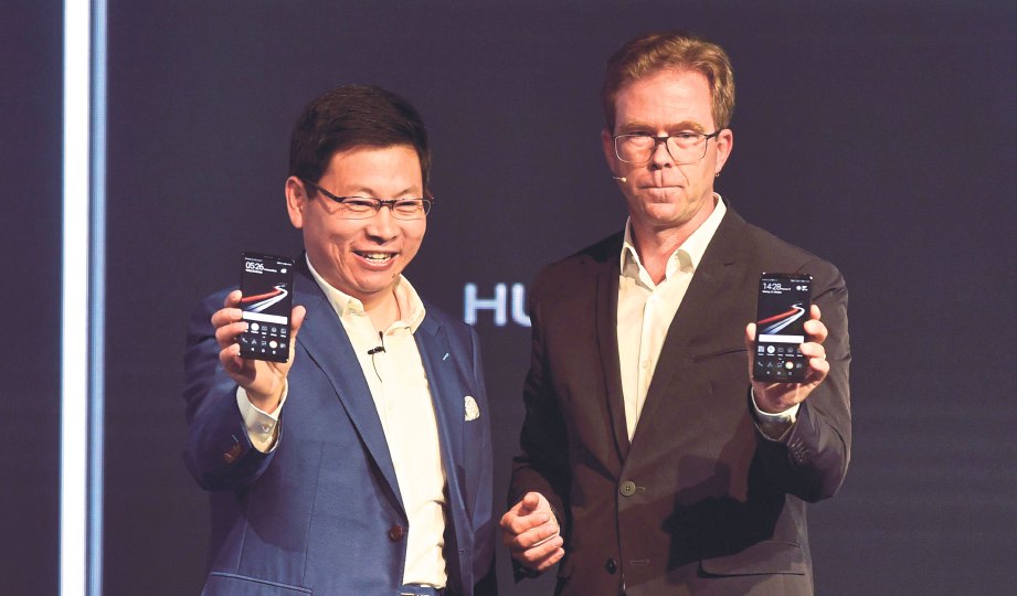 KETUA Pegawai Eksekutif Kumpulan Konsumer Huawei China Richard Yu (kiri) dan Ketua Pegawai Operasi Porsche Design Jan Becker menunjukkan Huawei Mate 10 yang baru.