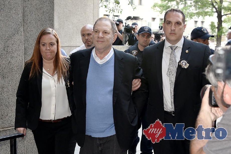 WEINSTEIN tiba di mahkamah New York untuk berdepan tuduhan merogol dan jenayah seksual. -Foto AFP
