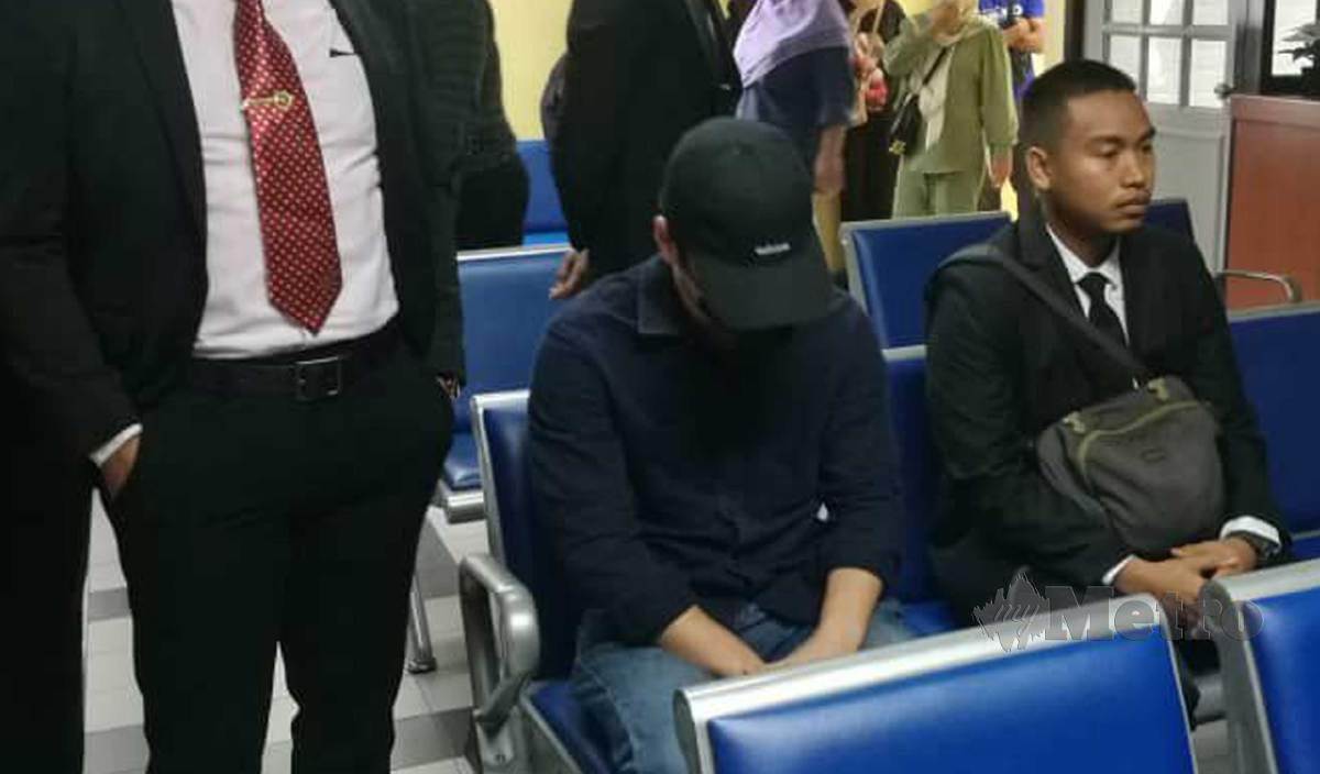 NG Wei Che (duduk, tengah) mengaku tidak bersalah kemukakan tuntutan palsu dua tahun lepas. FOTO Omar Ahmad
