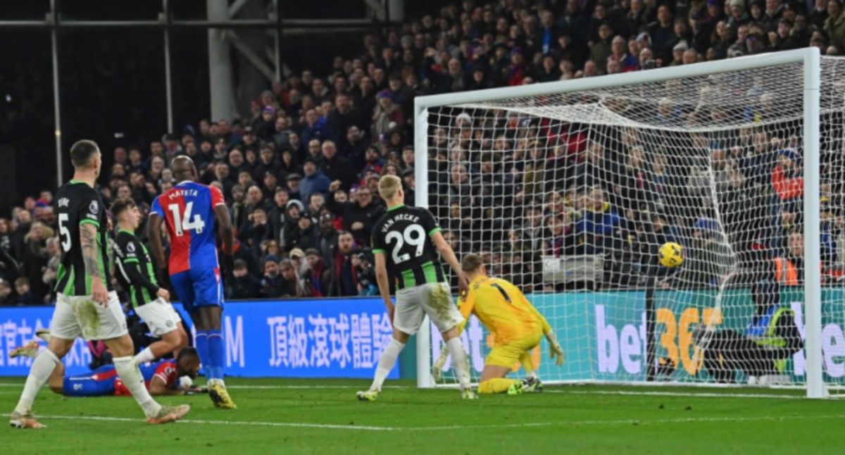 PENYERANG Crystal Palace, Jordan Ayew (terbaring) menanduk masuk gol pertama ketika menentang Brighton pada aksi Liga Perdana Inggeris di Selhurst Park, London awal pagi tadi. FOTO AFP