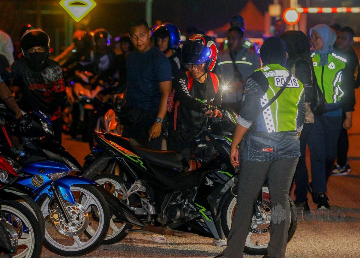 Sekumpulan mat rempit yang ditahan di Lebuhraya Seremban- Port Dickson (SPDH) apabila mereka termasuk 'perangkap' Jabatan Siasatan dan Penguatkuasaan Trafik (JSPT) dalam Op Samseng Jalanan, lewat malam tadi. FOTO AZRUL EDHAM