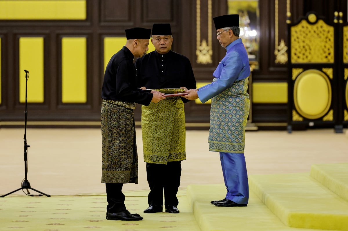 Al-Sultan Abdullah berkenan mengurniakan surat cara pelantikan jawatan sebagai Menteri di Jabatan Perdana Menteri (Sabah dan Sarawak) kepada Armizan. FOTO BERNAMA