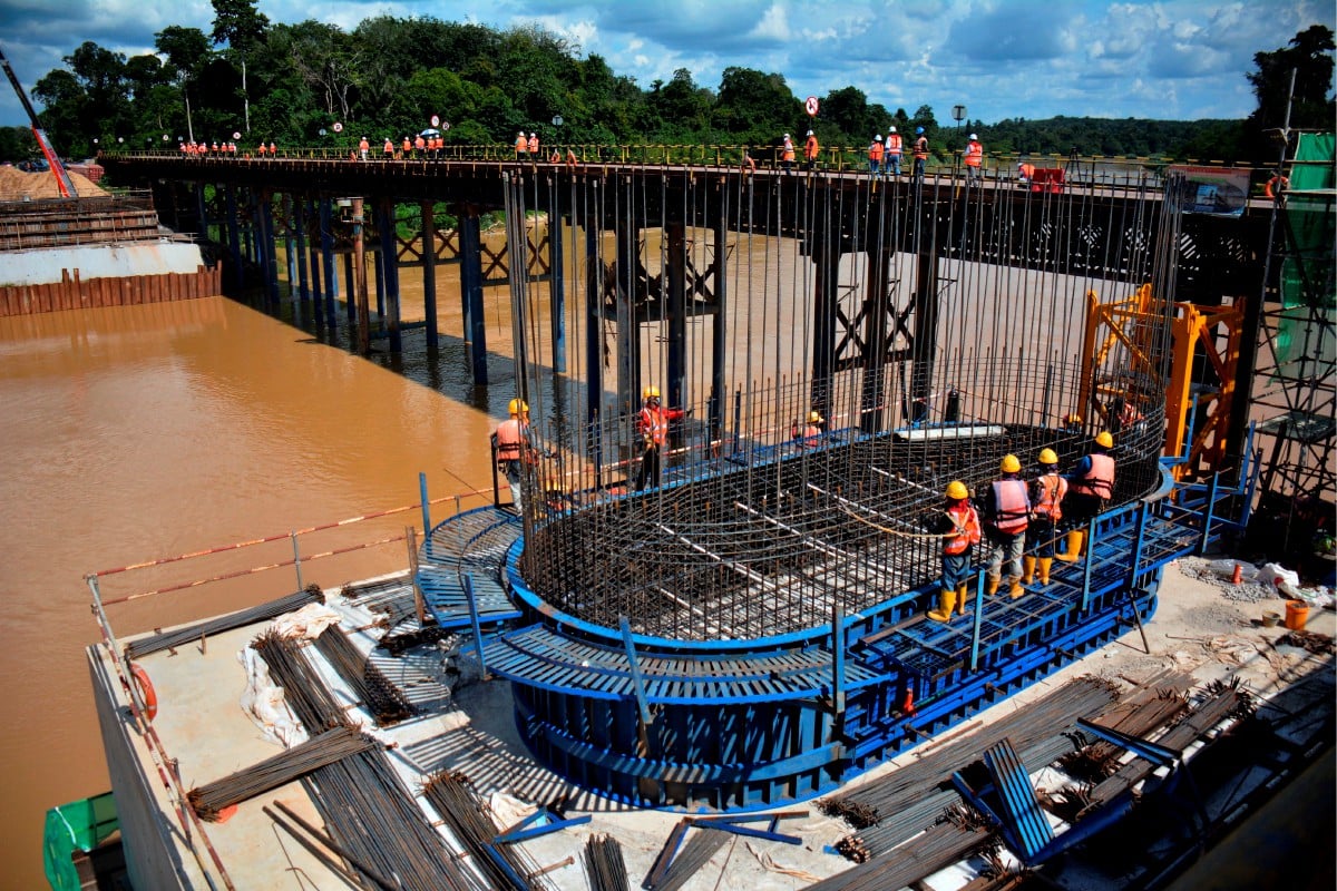 Jambatan sepanjang 2.3 kilometer sedang dibina merentasi sungai terpanjang di Semenanjung Malaysia iaitu Sungai Pahang. FOTO BERNAMA