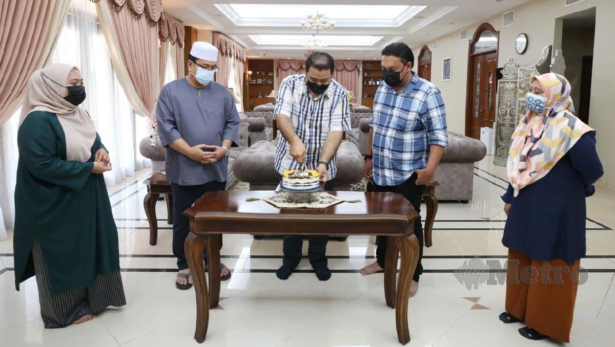 Sulaiman (dua kiri) menyaksikan Pengerusi PENDIKA, Amir Mamat memotong kek sebagai simbolik Hari Wartawan Nasional 2021 peringkat negeri di Seri Bendahara, Ayer Keroh, Melaka, hari ini. FOTO NURALIAWATI SABRI