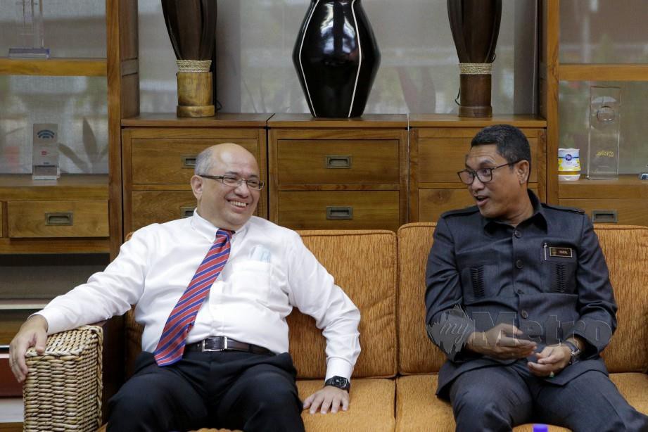 AHMAD Faizal bersama Syed Hussian ketika membuat lawatan kerja ke Sri Pentas, Bandar Utama. FOTO ASYRAF HAMZAH