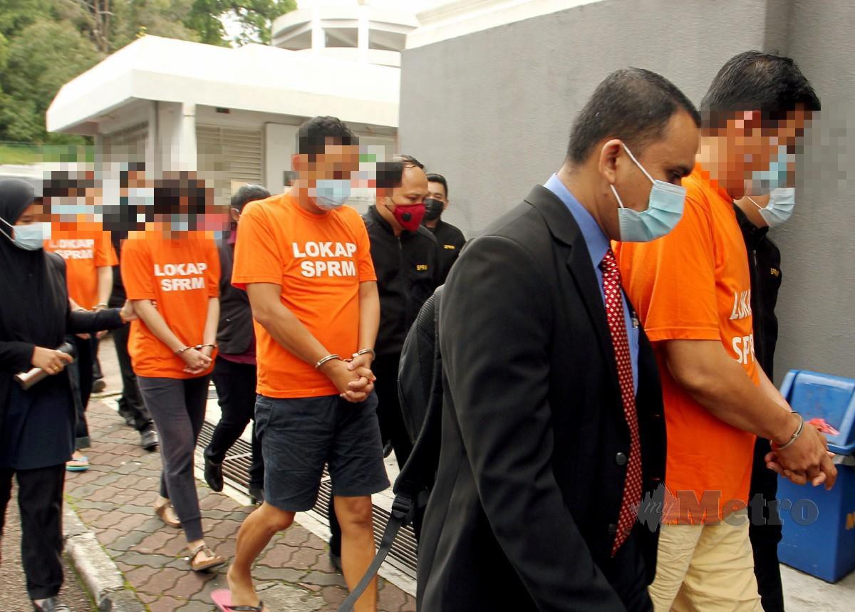 EMPAT individu termasuk seorang pengarah dan tiga pekerja sebuah syarikat pengimport daging sejuk beku dibawa ke Mahkamah Majistret Johor Bahru untuk dapatkan tahanan reman. FOTO ZAIN AHMED