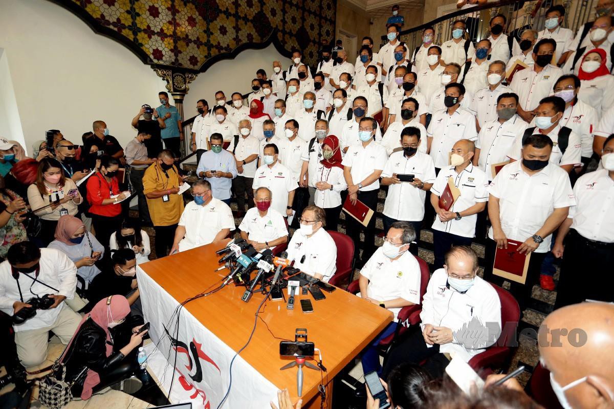 Abang Johari mengadakan sidang media selepas mengumumkan Calon yang mewakili Parti GPS, dalam Pilihan Raya Negeri Ke-12 Sarawak, di Ibu Pejabat Parti PBB Jalan Demak Bako. FOTO NADIM BOKHARI