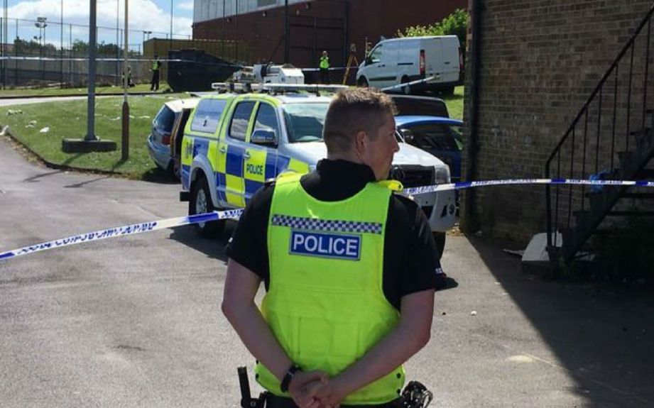 Anggota polis berkawal di lokasi kejadian. FOTO ITV Tyne Tees