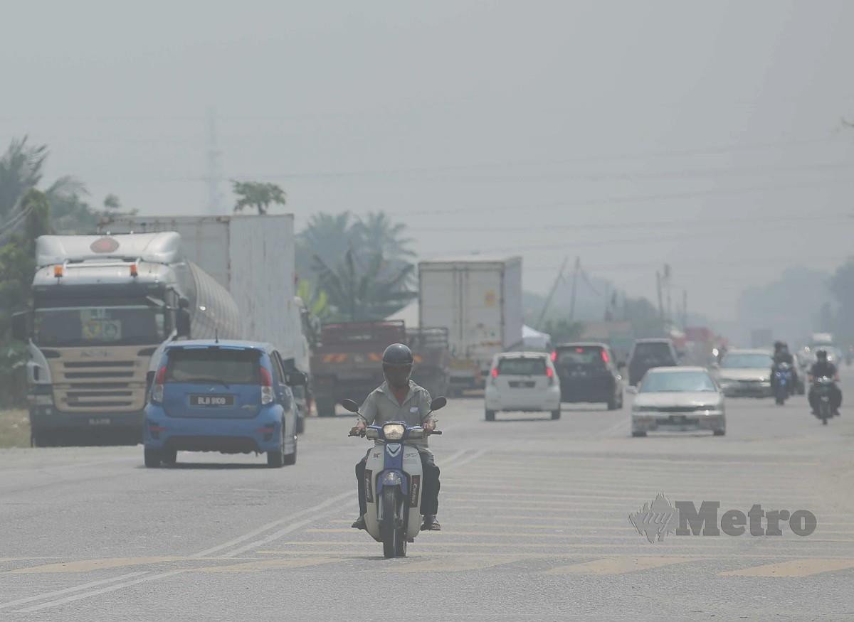 KEADAAN jerebu di sekitar Kampung Johan Setia, Klang dengan bacaan indeks Pencemaran Udara (IPU) pada 12 tengah hari adalah 189 iaitu paras tidak sihat. FOTO MUHD ASYRAF SAWAL