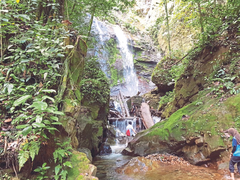 Tarikan Tiga Air Terjun