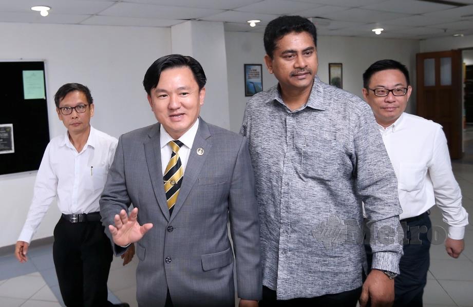  YONG (dua dari kiri) tiba di pejabatnya di Bangunan Perak Darul Ridzuan. 