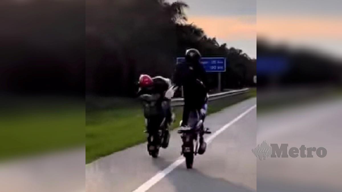 TANGKAP layar video memaparkan dua penunggang motosikal membuat aksi berbahaya di Kilometer 16 Jalam Kuala Selangor-Kuala Lumpur, Sabtu lalu. FOTO tular 