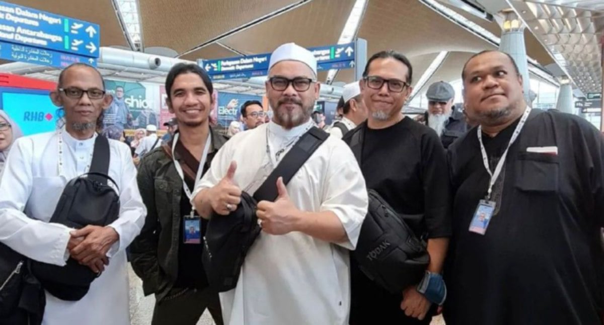 Awie (tiga dari kiri) bersama empat anggota Wings mengerjakan umrah di Tanah Suci Makkah, baru-baru ini. Foto dari Instagram