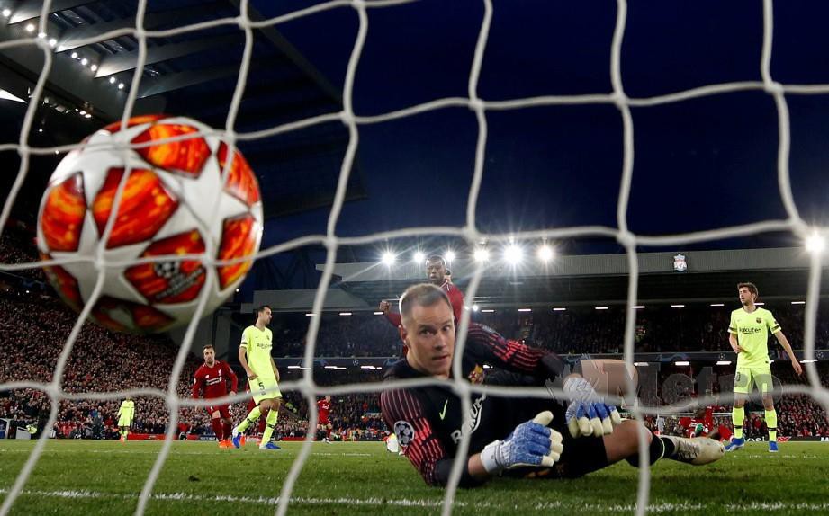 WIJNALDUM mengatasi Ter Stegen untuk gol kedua Liverpool di Anfield. — FOTO Reuters