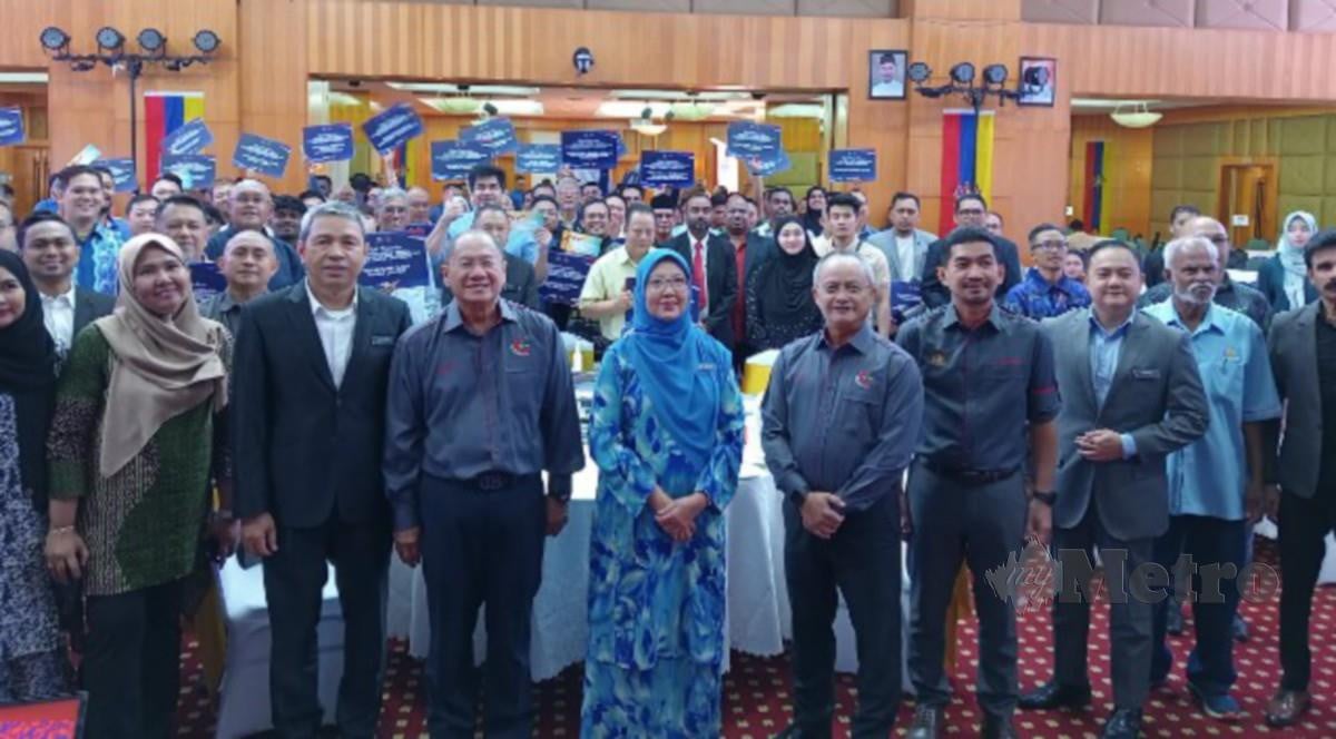 DR Zaliha (tengah) bergambar pada Majlis Penyerahan Watikah Pengurus Sukma dan Bantuan Madani kepada badan sukan Wilayah Persekutuan Kuala Lumpur serta Putrajaya, hari ini.  FOTO AMIRUL FAZLI ZULKAFLI 