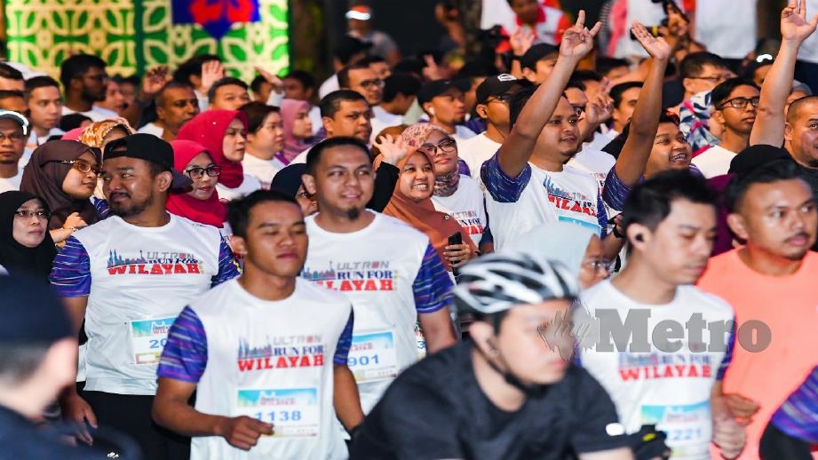 Peserta memulakan larian pada acara Run For Wilayah di Dataran DBKL, Kuala Lumpur. FOTO Aizuddin Saad. 