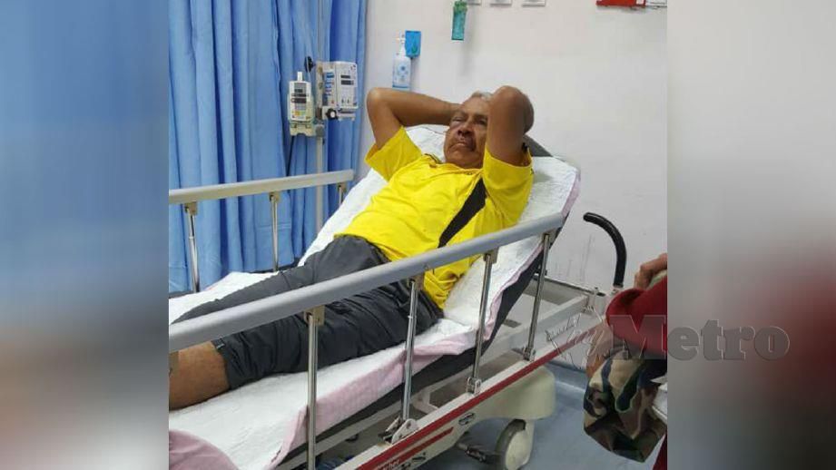 ANGGOTA APM Baling mendapat rawatan di Hospital Baling selepas terlanggar babi hutan di Jalan Baling - Weng. FOTO ihsan APM