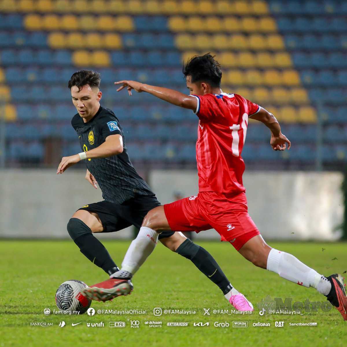 STUART (kiri) berebut bola dengan pemain Nepal pada perlawanan antarabangsa secara tertutup yang menyaksikan Harimau Malaya menang 5-1, Jumaat lalu. FOTO FB FAM