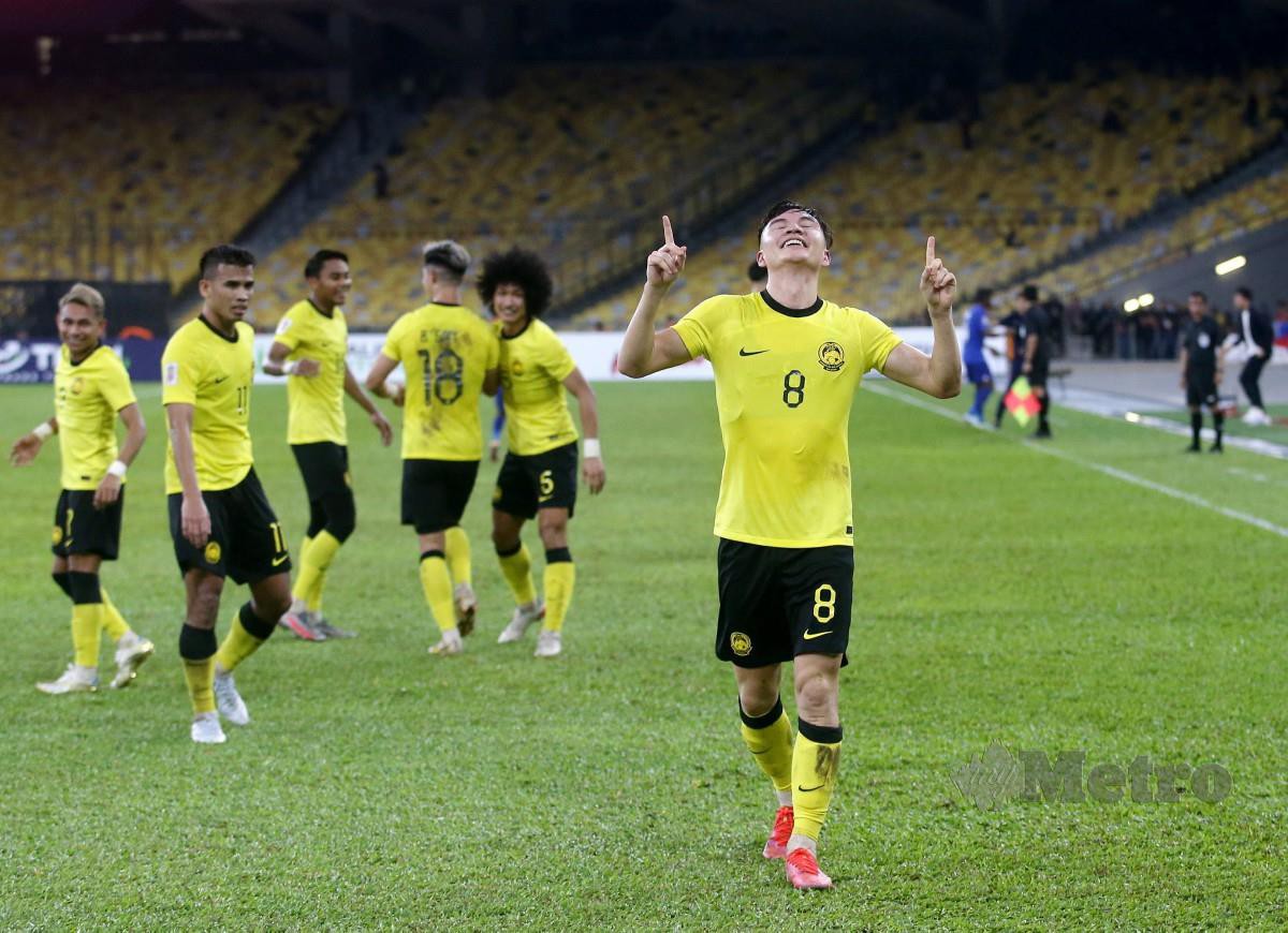 WILKIN (kanan) meraikan jaringannya yang juga gol ketiga untuk Malayaia pada perlawanan Piala AFF menentang Singapura di Stadium Nasional Bukit Jalil, malam tadi. FOTO Eizairi Shamsudin