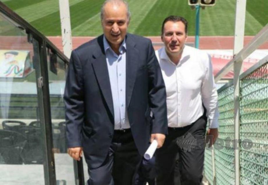 WILMOTS (kanan) bersama Mahdi melawat Stadium Azadi di Tehran baru-baru ini. — FOTO Agensi