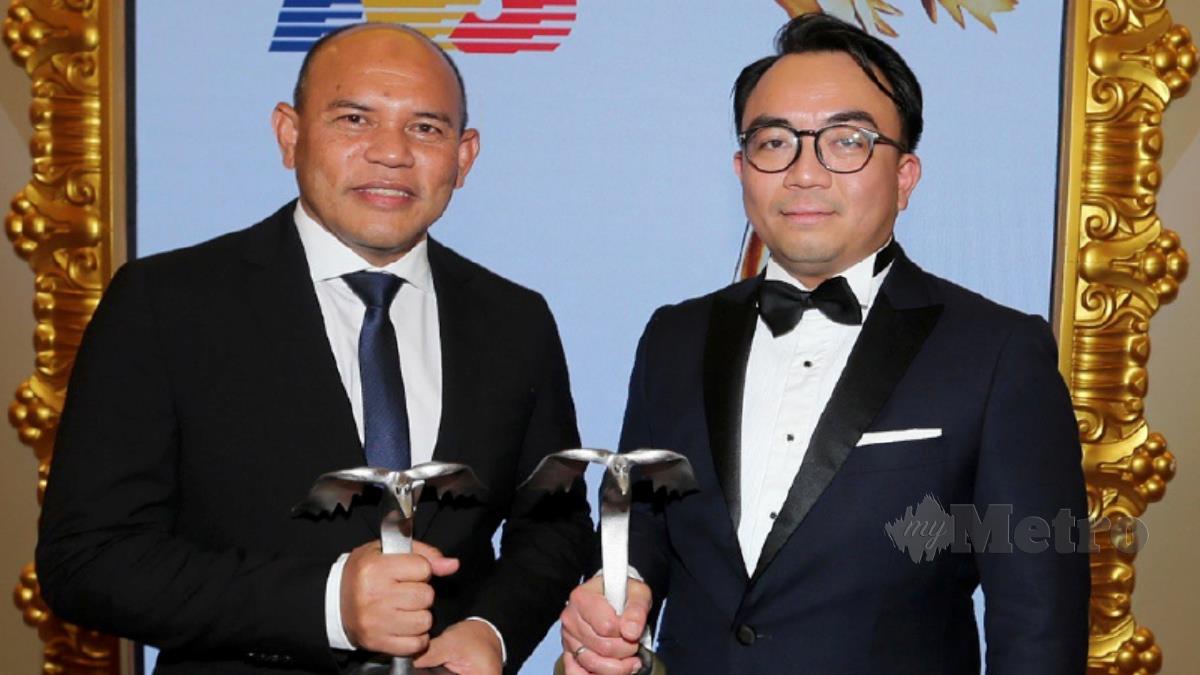 HUSAIN (kiri) dan Rafiq bersama trofi yang dimenangi pada Anugerah Putra Brand 2022. FOTO Saifulizan Tamadi.