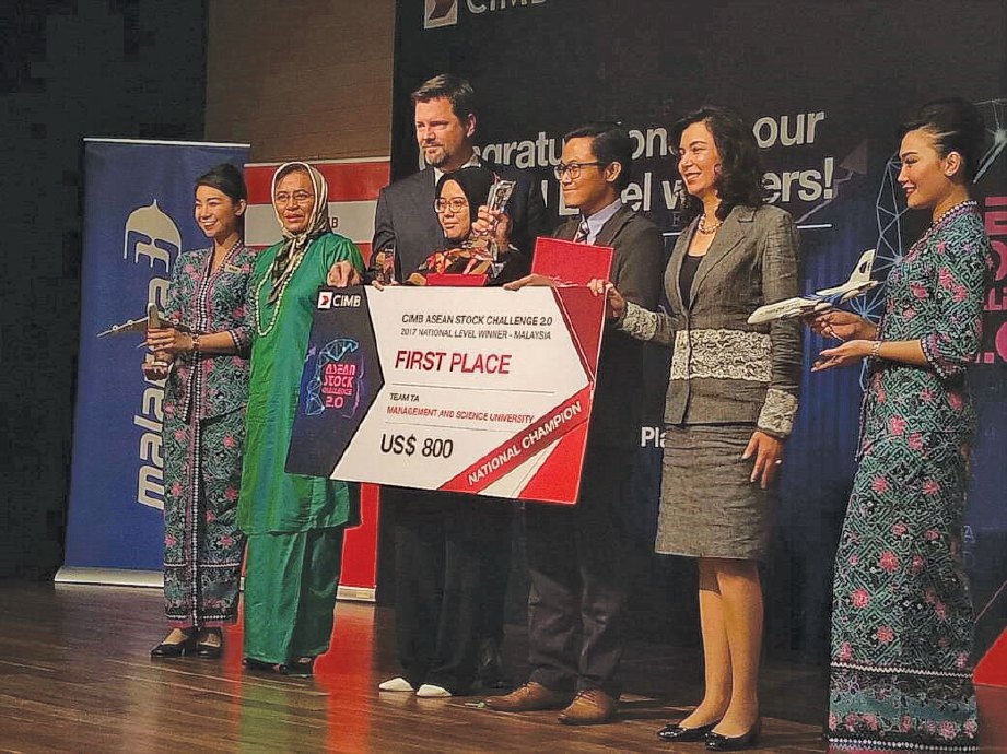 NATASYA Syahirah (empat dari kanan) dan Ku Muhammad Amin diumumkan pemenang CIMB ASEAN Stock Challenge 2017.