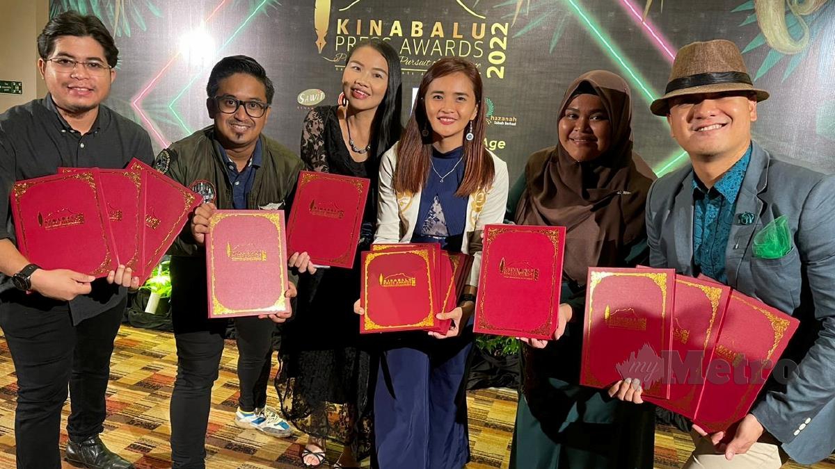 BARISAN wartawan, jurugambar dan jurukamera Media Prima-NSTP yang memenangi lima hadiah utama dan enam merit. FOTO Mohd Adam Arinin