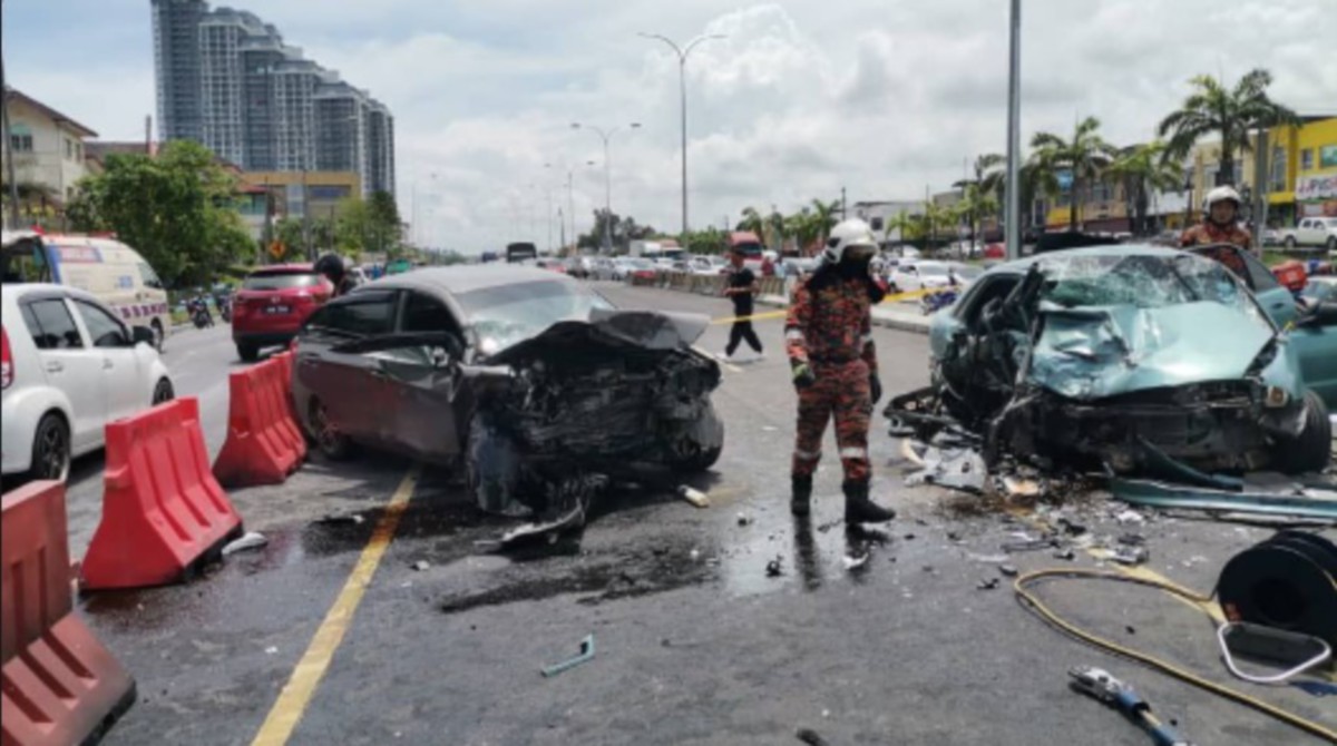 KEADAAN dua kenderaan yang terbabit kemalangan di Jalan UMS, dekat University Apartment (UA1), Kota Kinabalu. FOTO Ihsan Bomba.