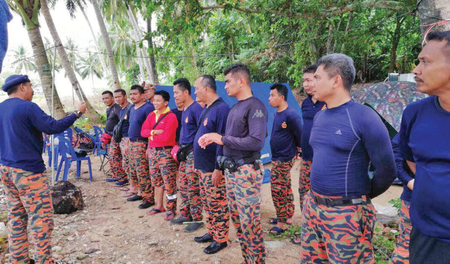 ABDUL Muin memberi taklimat kepada anggota PPDA JBPM Kedah yang melakukan latihan operasi menyelamat dalam air untuk mantap kemahiran. 