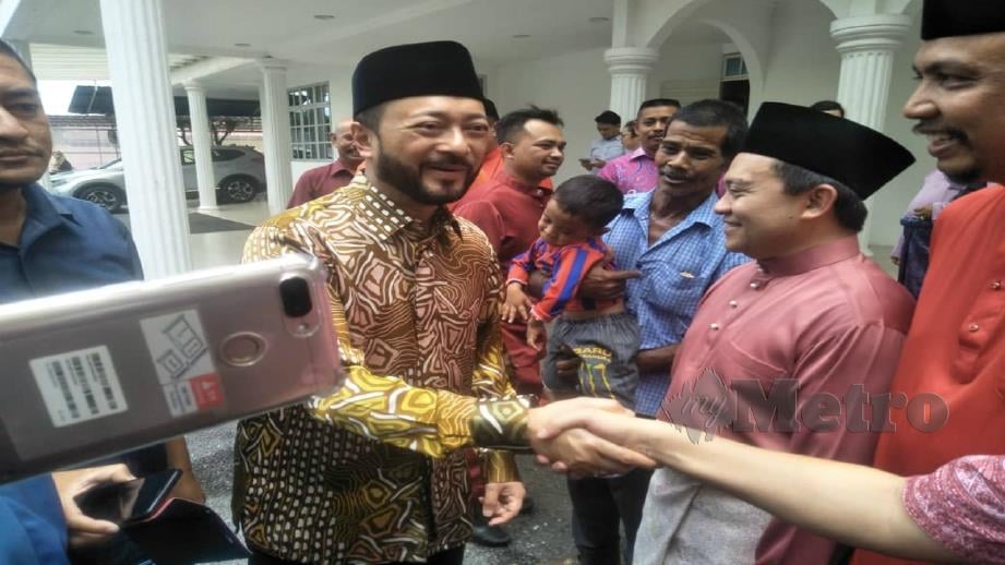 WAN Saiful (tengah) bersama Menteri Besar Kedah, Datuk Seri Mukhriz Mahathir ketika hadir majlis Rumah Terbuka Aidilfitri BERSATU Arau di kediaman bekas Menteri Besar Perlis, Tan Sri Dr Abdul Hamid Pawan Teh. - FOTO Dziyaul Afnan Abdul Rahman 