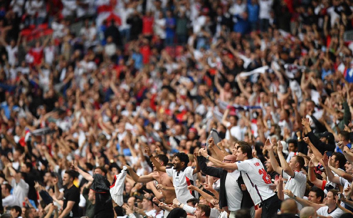 PENYOKONG England meraikan kemenangan di Wembley. FOTO AFP