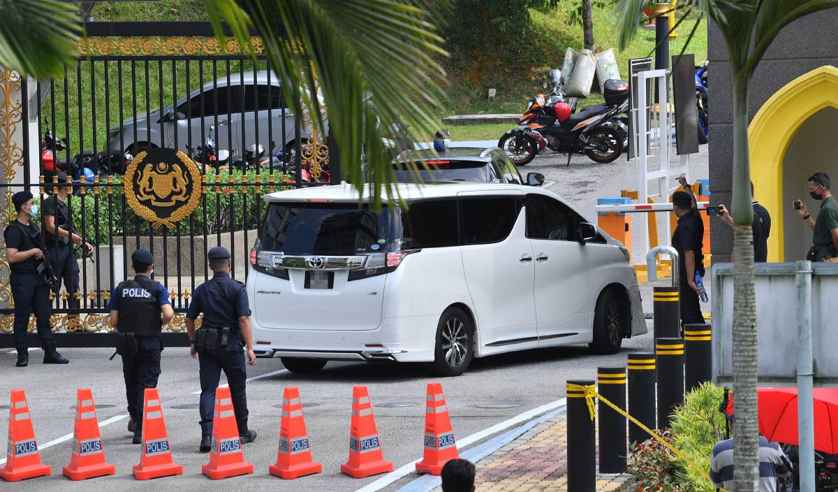 KENDERAAN yang dipercayai membawa Menteri Pengangkutan Datuk Seri Dr Wee Ka Siong tiba di Istana Negara bagi menghadap Yang di-Pertuan Agong Al-Sultan Abdullah Ri'ayatuddin Al-Mustafa Billah Shah hari ini. FOTO BERNAMA 