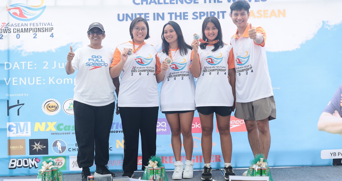 CHELSEA (dua dari kiri) hanya berpuas hati dengan tempat ketiga di Kejohanan Renang Perairan Terbuka ASEAN Festival NX113. FOTO Ihsan penganjur