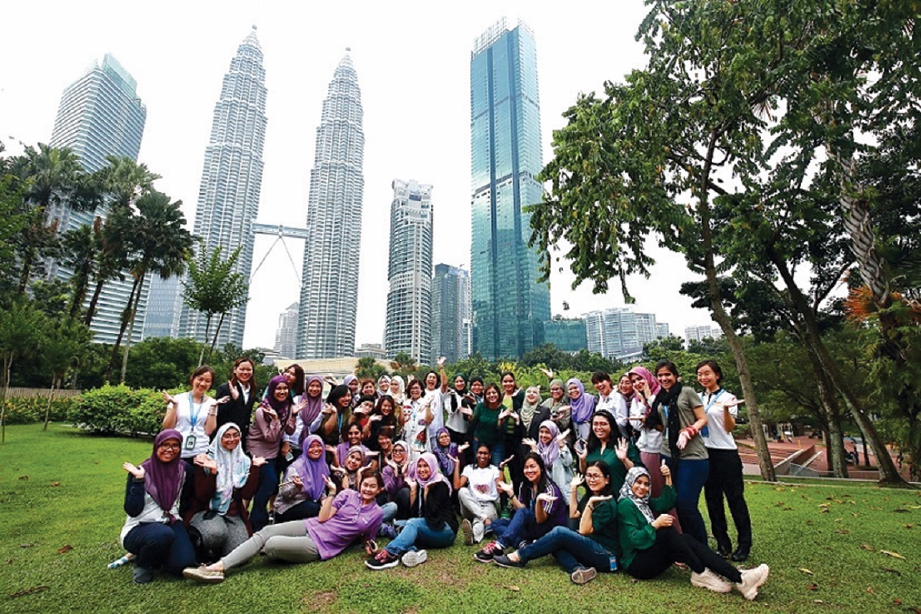 SERAMAI 50 kakitangan Kuala Lumpur Convention Centre meraikan Hari Wanita Antarabangsa 2019.