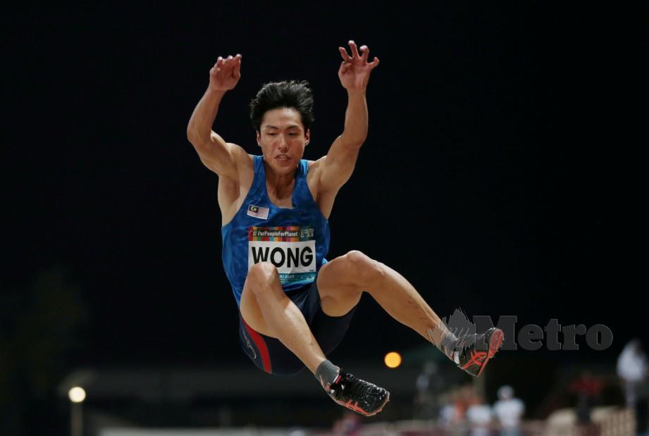 JONATHAN beraksi dalam acara lompat jauh T12 di Dubai, pagi tadi. — FOTO Reuters