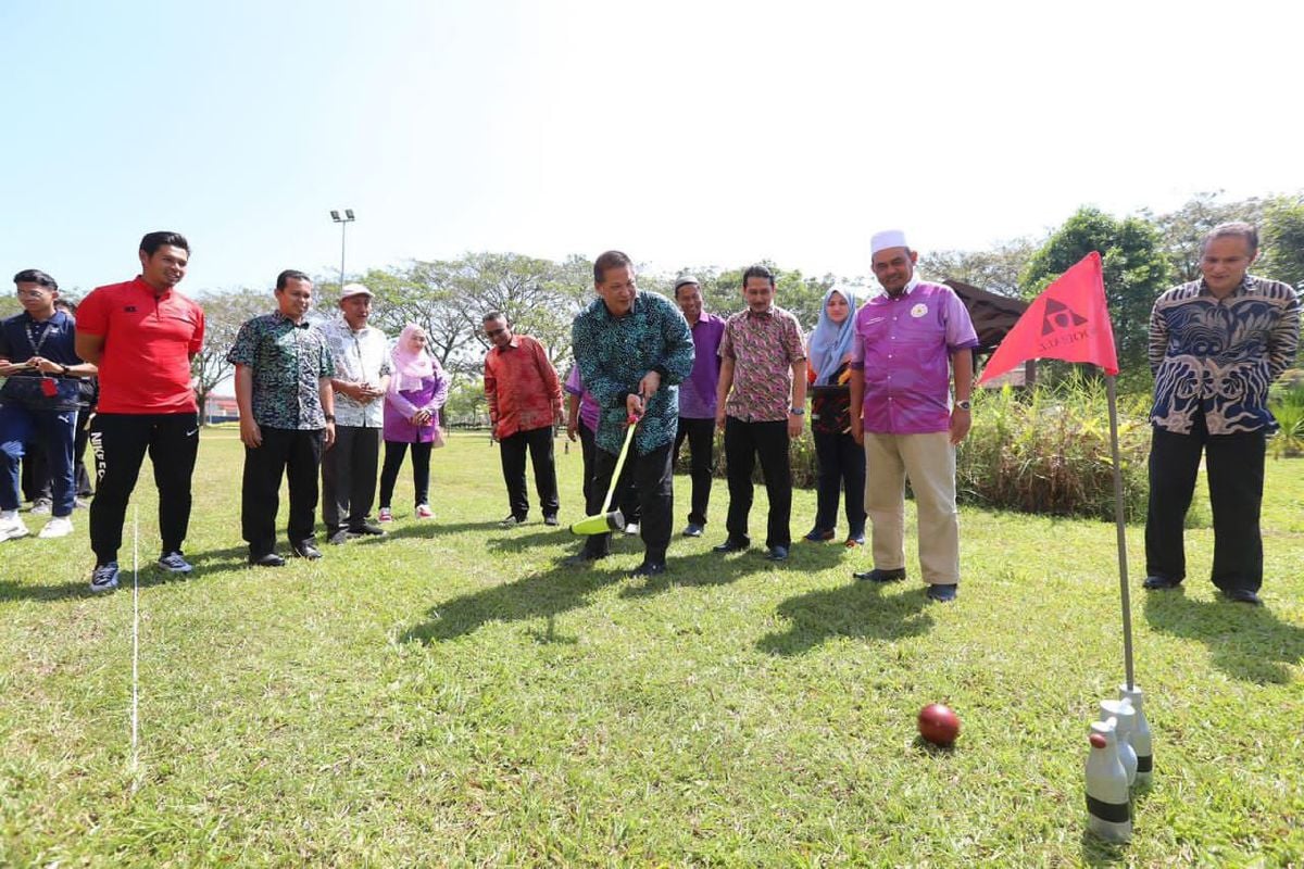 NAIB Canselor Universiti Malaysia Kelantan (UMK) ,Prof Datuk Dr Razli Che Razak (tengah) mencuba sukan Woodball ketika meninjau gelanggang sukan itu di UMK Cawangan Bachok. FOTO IHSAN UMK