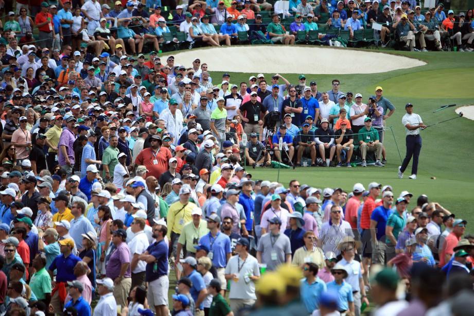 KE mana saja Woods pergi, ramai penonton akan mengikut untuk menyaksikan permainannya. — FOTO AFP