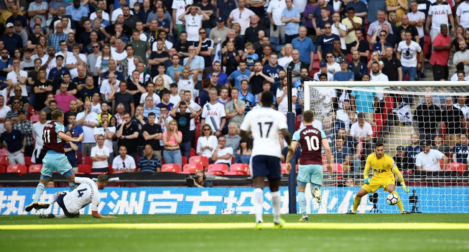 WOOD (kiri) jaring gol penyamaan buat Burnley untuk ikat Spurs 1-1 dalam aksi Liga Perdana Inggeris. -Foto Reuters