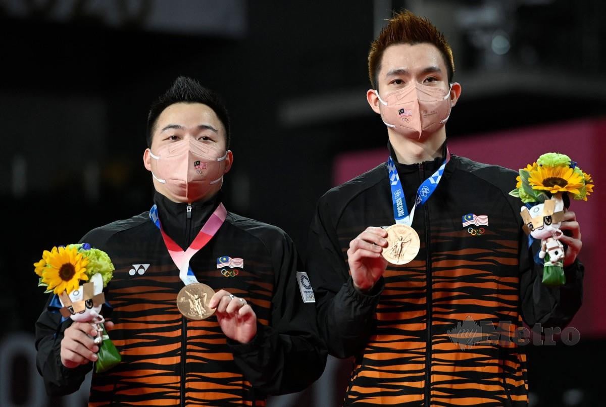 AARON (kiri) dan Wooi Yik ketika berdiri di atas podium memenangi pingat gangsa semalam. FOTO AFP