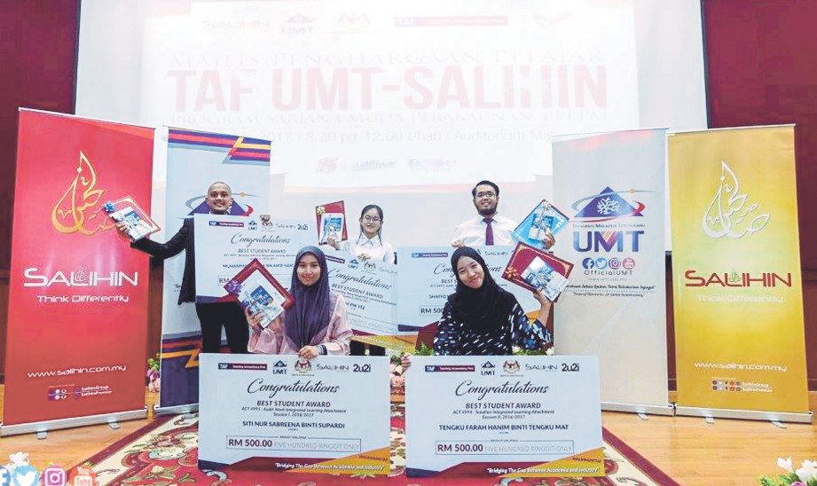  LIMA penuntut yang dianugerahkan siswa terbaik TAF UMT-SALIHIN.