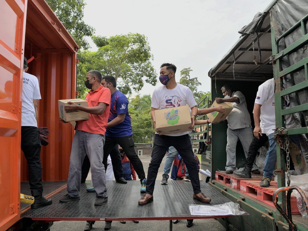 PASUKAN Sukarelawan 'Southern Volunteers' (SV) hari ini menghantar bantuan kepada mangsa banjir yang terjejas di Hulu Langat, Selangor. FOTO BERNAMA