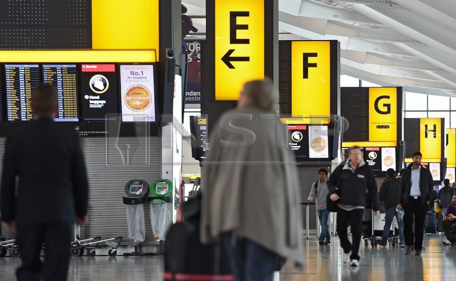 LAPANGAN Terbang Antarabangsa Heathrow menghentikan penerbangan berlepas selama sejam semalam. -Foto EPA