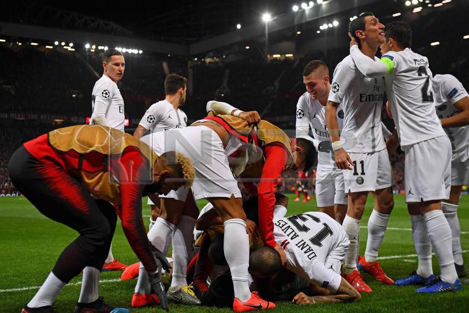 PEMAIN PSG meraikan jaringan Kimpembe ketika menentang United. -Foto AFP 