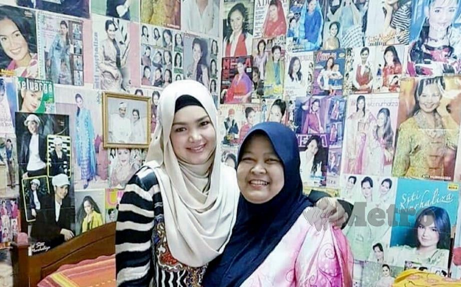 NOR Aziah bersama Siti yang melawat kediamannya di Johor Bahru tiga tahun lalu. 