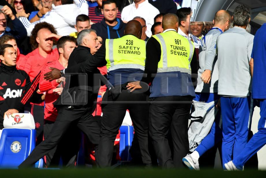 INSIDEN pergaduhan antara Mourinho dan Ianni yang berlaku semasa tamat aksi antara United dan Chelsea. -Foto AFP