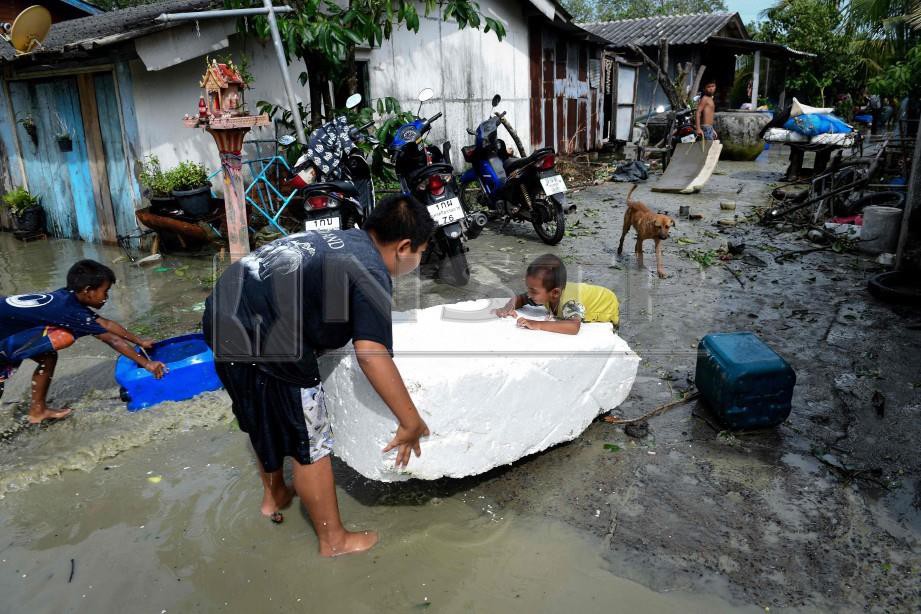 PENDUDUK Nakhon Si Thammarat terperangkap ketika ribut tropika Pabuk melanda kawasan mereka. -Foto AFP